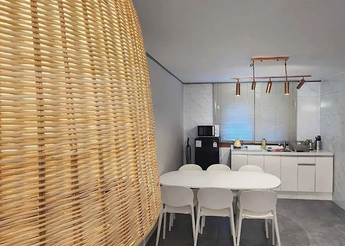 매일, Hongdae Art House 아파트 *