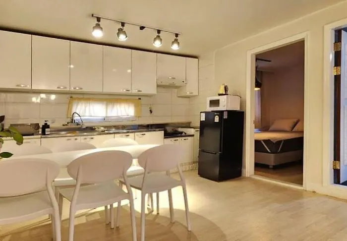 아파트 매일, Hongdae Art House